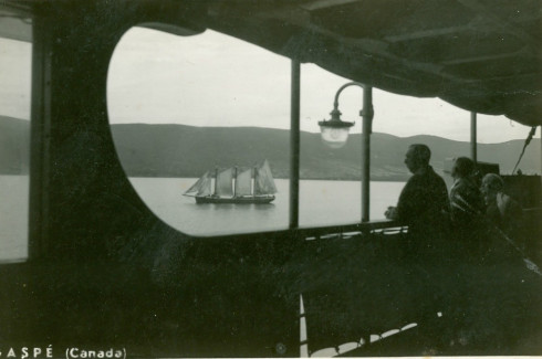 Goélette vue d'une navire, Gaspé, vers les années 1920 / Schooner viewed from the deck of a steamship, Gaspé, c.1920s