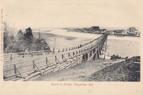 Plage et pont, Paspébiac, vers 1906 / Beach and bridge, Paspebiac, c.1906