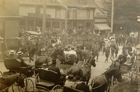 Défilé militaire à Magog, vers 1918 / Military Parade, Magog, c.1918
