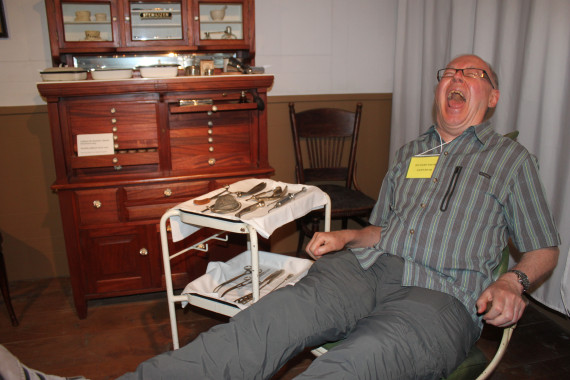 Rick Smith in the museum's dentist chair / dans la salle du dentiste au musée