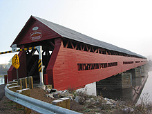 Marchand Bridge, Fort Coulonge, 2005. Note the protective steel girders and “stepped-back” portals which shield the structure from rain. (Photo - Matthew Farfan)