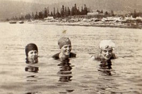 Natation, Plage Peninsula (aujourd'hui Parc Forillon), v.1930 / Swimming at Peninsula Beach (now Forillon Park), c.1930