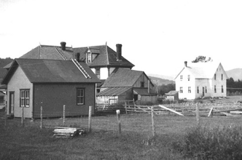 Gauche à droite : Salon de coiffure, hôtel cascapédia et la maison de Fred Barter / Left to right: Barber shop, Cascapedia Hotel and Fred Barter's house