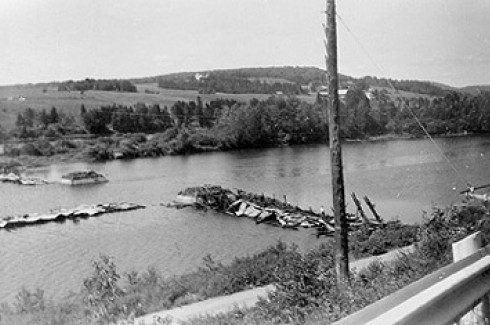 Les restes du pont couvert, rivière Grand Cascapédia (Juin 1953) / Remains of covered bridge, Grand Cascapedia River (June 1953)