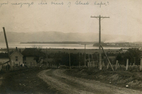 Black Cape, vers 1910 / Black Cape c.1910