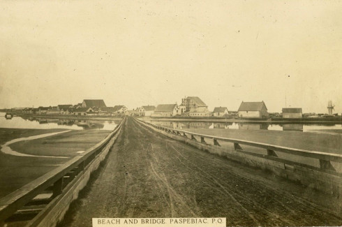 Plage et pont, Paspébiac, vers 1910 / Beach and bridge, Paspebiac, c.1910