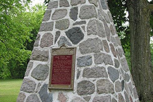 Site du premier moulin à papier au Canada / Site of Canada's First Paper Mill