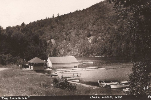 Le quai, Lac Bark, Arundel, vers 1915 / The Landing, Bark Lake, Arundel, c.1915