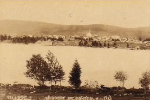 Village et lac, vers 1925 / Village and lake, c.1925