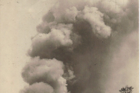 Incendie, vue de la voie ferrée, vers 1910 / Fire, from the railway tracks, c.1915