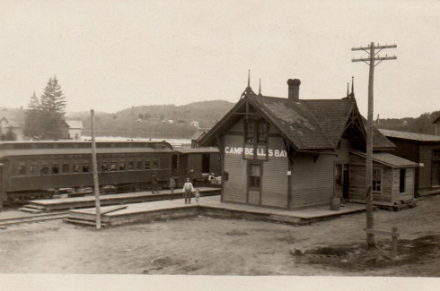 Gare du Canadien Pacifique / Canadian Pacific Railway station, Campbell's Bay, vers / circa 1920