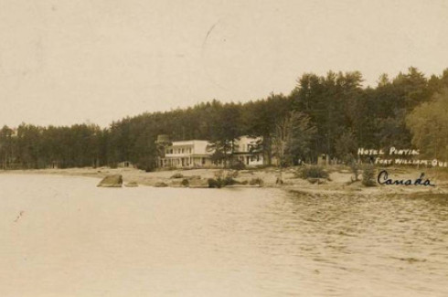 L'hôtel Pontiac, de la rivière / Hotel Pontiac from the River