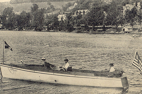 La Eugénie sur le lac Massawippi, North Hatley (1910) The Eugenie on Lake Massawippi, North Hatley (1910)