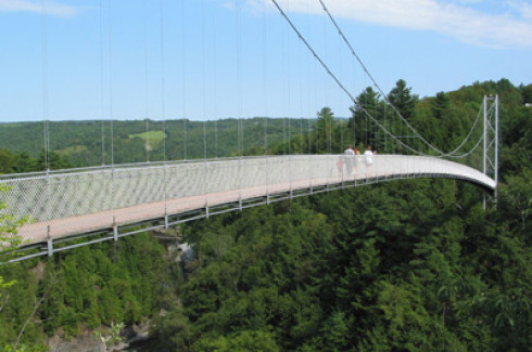 Le plus long pont pédestre  suspendu au monde / World's longest suspended pedestrian bridge