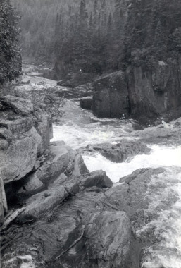 Chutes sur la Cascapédia, vers 1900. (Photo - Collection du Musée de la rivière Cascapédia)