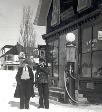 Byron Willet et Buddy Campbell devant le magasin général Campbell Brothers à Cascapédia, vers les années 1940. (Photo - Collection du Musée de la rivière Cascapédia)
