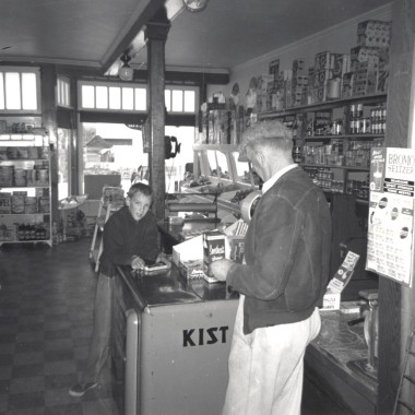 À l'intérieur du magasin général Campbell, vers les années 1950. Ce magasin a fourni les gens du village des épiceries, des fournitures de pêche, de la laine, des jouets, et de tous leurs besoins quotidiens. (Photo - Collection du Musée de la rivière Cascapédia)