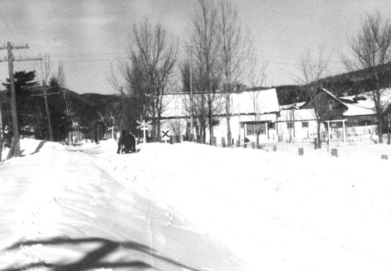 Centreville du village de Cascapédia, années 1940. (Photo - Collection du Musée de la rivière Cascapédia)