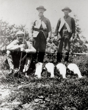Davis (assis à gauche) avec ses guides de pêche et sa prise du jour, vers 1900. Davis venait pêcher sur la rivière Cascapédia pendant 13 ans. (Photo - Collection du Musée de la rivière Cascapédia) 