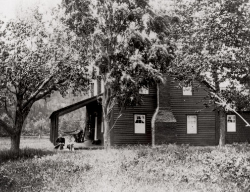 Red Camp, vers 1900. Red Camp, sur les bords de la cascapédia, a été le camp privé de la famille Davis.  (Photo - Collection du Musée de la rivière Cascapédia) 