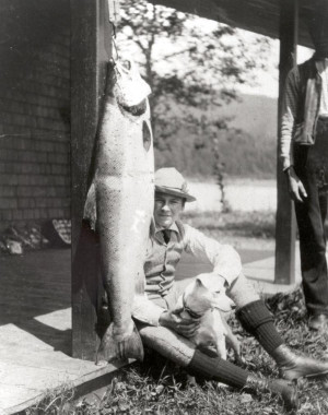Steuart, le fils d'Edmund et Maria Davis, avec leur chien Mixer. (Photo - Collection du Musée de la rivière Cascapédia) 