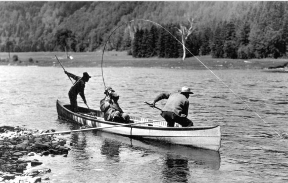 Un pêcheur (assis, au centre du canoe) et ses deux guides, vers 1900. (Photo - Collection du Musée de la rivière Cascapédia)