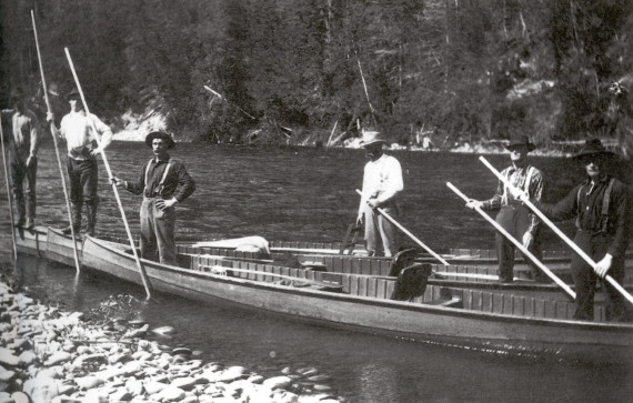 Excursion en famille sur la rivière, vers 1900. (Photo - Collection du Musée de la rivière Cascapédia)