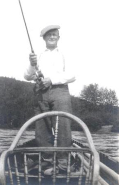 Comme plusieurs gens du village, monsieur Hut Best (vu ici sur la rivière) a gagné sa vie comme guide de pêche en été et comme agriculteur, bûcheron et draveur la reste de l'année. (Photo - Collection du Musée de la rivière Cascapédia)