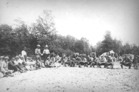 Les draveurs pendant une pause, vers 1900. (Photo - Collection du Musée de la rivière Cascapédia)
