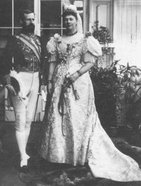 Lord et Lady Aberdeen, 1898. Lord Aberdeen, le gouverneur général du Canada entre 1893 et 1898, a acheté la maison Stanley du Lord Stanley en 1893. Les Aberdeen ont passé quatre étés à la maison. Le successeur de Lord Aberdeen, le Earl de Minto, gouverneur général entre 1898 et 1904, a aussi passé un été à la maison Stanley. (Collection du Musée de la rivière Cascapédia)