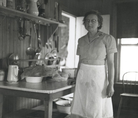 Pendant la saison de pêche, madame Young de Cascapédia travaillait dans les camps de pêche privés pour supporter sa famille. (Photo - Collection du Musée de la rivière Cascapédia)