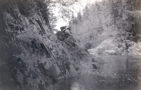 La princesse Louise à la pêche, sur les bords de la rivière Angers, un tributaire de la Cascapédia. (Collection du Musée de la rivière Cascapédia)