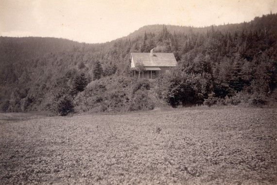 Le Lorne Cottage, sur les bords de la rivière Cascapédia. Ce chalet a été construit par le marquis de Lorne pour sa femme, la princesse Louise. (Collection du Musée de la rivière Cascapédia)