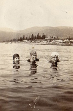 Natation, Plage Peninsula (aujourd'hui Parc Forillon), v.1930 / Swimming at Peninsula Beach (now Forillon Park), c.1930