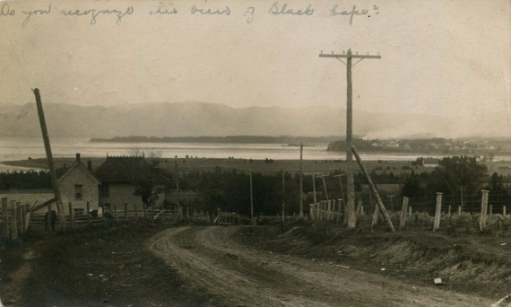 Black Cape, vers 1910 / Black Cape c.1910
