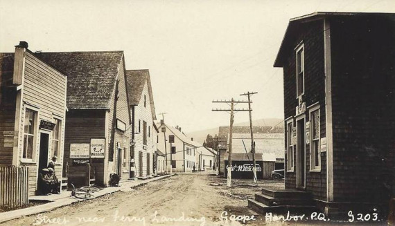 Rue près du quai du traversier, Gaspé, vers 1920 / Street near ferry landing, Gaspé Harbour, c.1920
