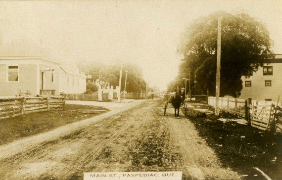 Rue Main, Paspébiac, vers 1910 / Main Street, Paspebiac, c.1910