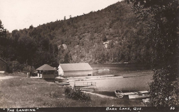 Le quai, Lac Bark, Arundel, vers 1915 / The Landing, Bark Lake, Arundel, c.1915