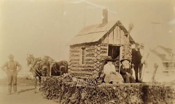 "First Shack Built at Nominingue" (Première cabane construite à Nominingue), photo c.1915 / v.1915