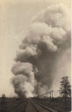 Incendie, vue de la voie ferrée, vers 1910 / Fire, from the railway tracks, c.1915