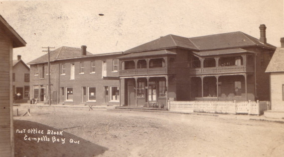 Centreville et bureau de poste, Campbell's Bay, vers 1910 / Downtown Campbell's Bay and post office block, c.1910