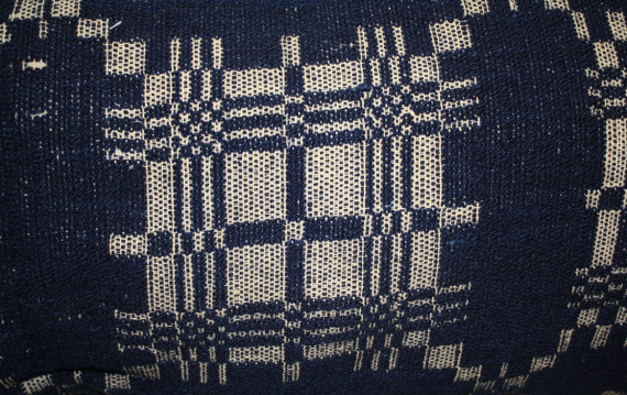 Couvre-lit; tissage simple à la main avec fils de trame en laine indigo et fils de chaîne en lin, moitié du 18ème siècle.  (Collections de la Société d'histoire de Missisquoi)