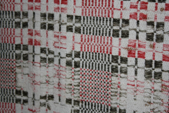 Couvre-lit tissé à la main dans lequel le tisserand a utilisé de la laine teinte en rouge garance et au brou de noix, moitié du 18ème siècle.  (Collections de la Société d'histoire de Missisquoi)