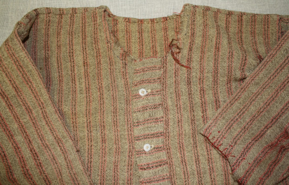 Une rare chemise de travail en laine tissée à la main, vers le 18ème siècle.  (Collections de la Société d'histoire de Missisquoi)