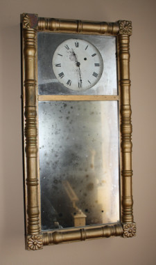 Horloge familiale ayant appartenu à la famille Knight vers 1790.
Cette horloge activée par un système de poids pouvait fonctionner pendant huit jours.  Elle a décoré pendant cinq générations le salon de la résidence de la famille Knight.  (Collections de la Société d'histoire de Missisquoi)