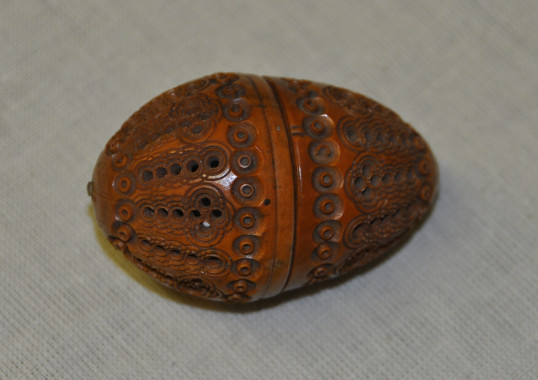 Boîte à couture en bois sculpté en forme d'œuf, vers 1870. 
Contient de petits articles de couture pour raccommoder et reprise.
(Collections de la Société d'histoire de Missisquoi)