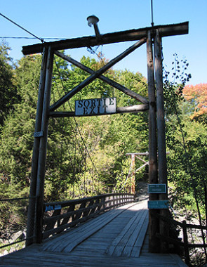 Pont suspendu en bois / Wooden suspension bridge