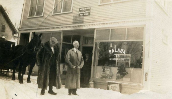 Bureau de poste du village de Massawippi, vers 1910.