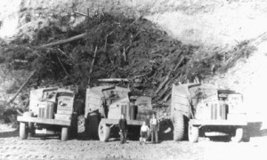 Construction du chemin à la mine, Construction Cartier / Construction of mine road, Cartier Construction.