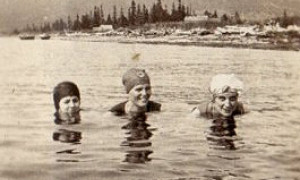 Natation, Plage Peninsula (aujourd'hui Parc Forillon), v.1930 / Swimming at Peninsula Beach (now Forillon Park), c.1930